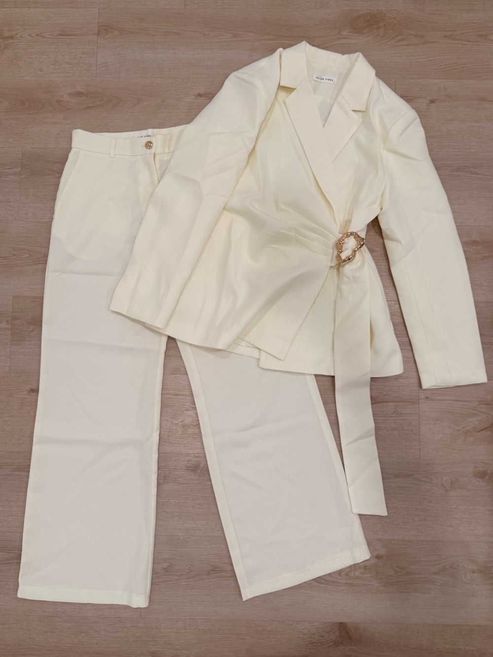 NWT Cream Tailored Blazer & Pants Set with Gold Buckle Sz L